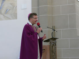 Bischof Dr. Michael Gerber besucht St. Crescentius (Foto: Karl-Franz Thiede)